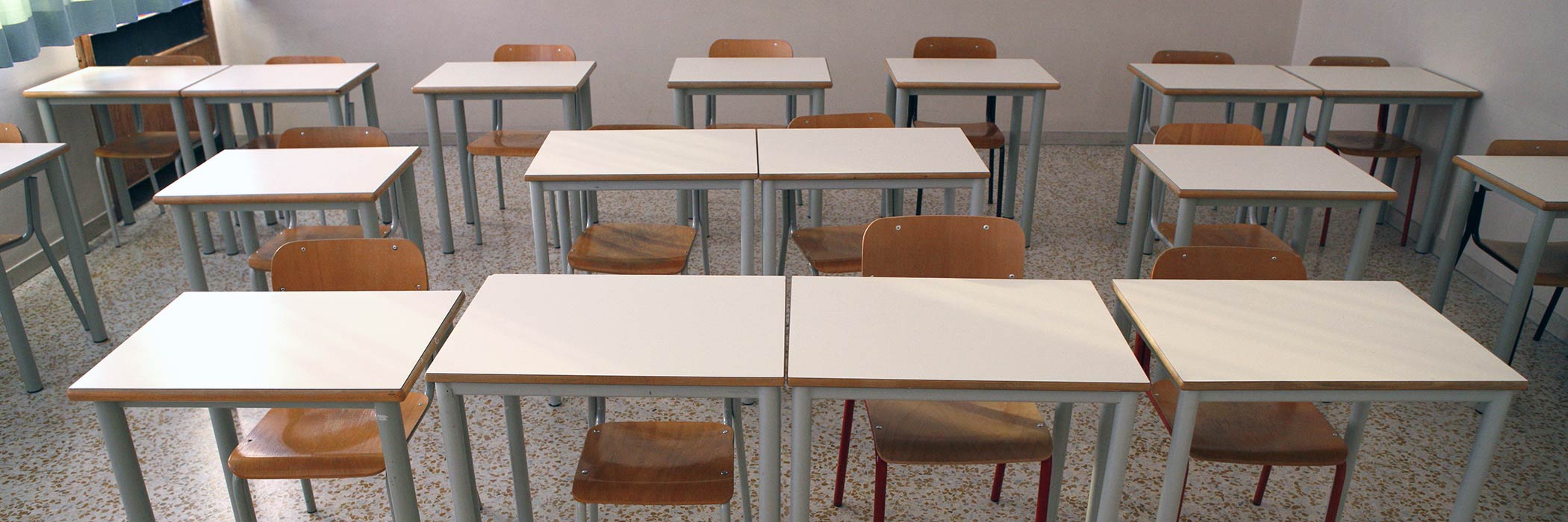 Un'aula scolastica vuota pronta per i laboratori tenuti dal personale della Cooperativa su vari tami dall'educazione, all'inclusione