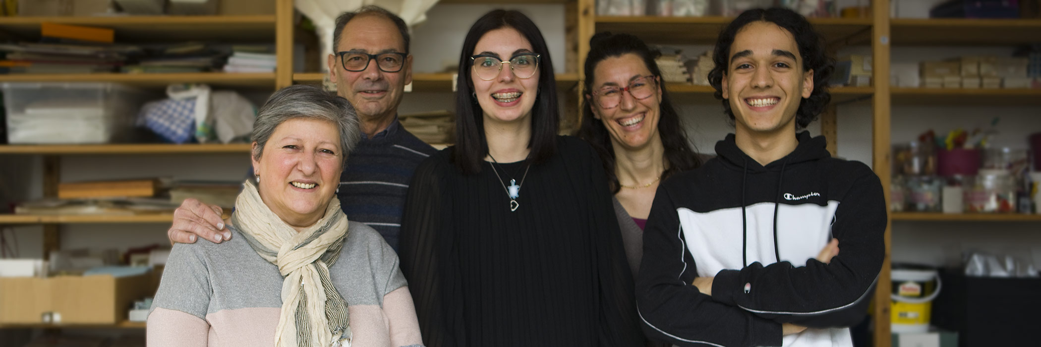 Volontari sorridono insieme dopo un'attività nel centro socio educativo della Cooperativa