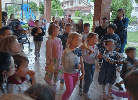 Bambini giocano insieme ad una festa sotto un porticato