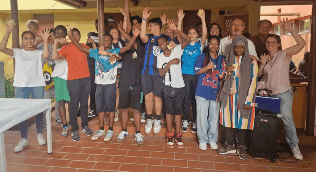 Foto di gruppo dei ragazzi, educatori e volontari del doposcuola SSEM della Cooperativa Il Piccolo Principe durante la festa di fine anno
