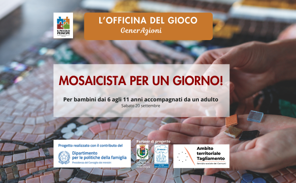Bambino al lavoro con tessere colorate di mosaico durante un laboratorio
