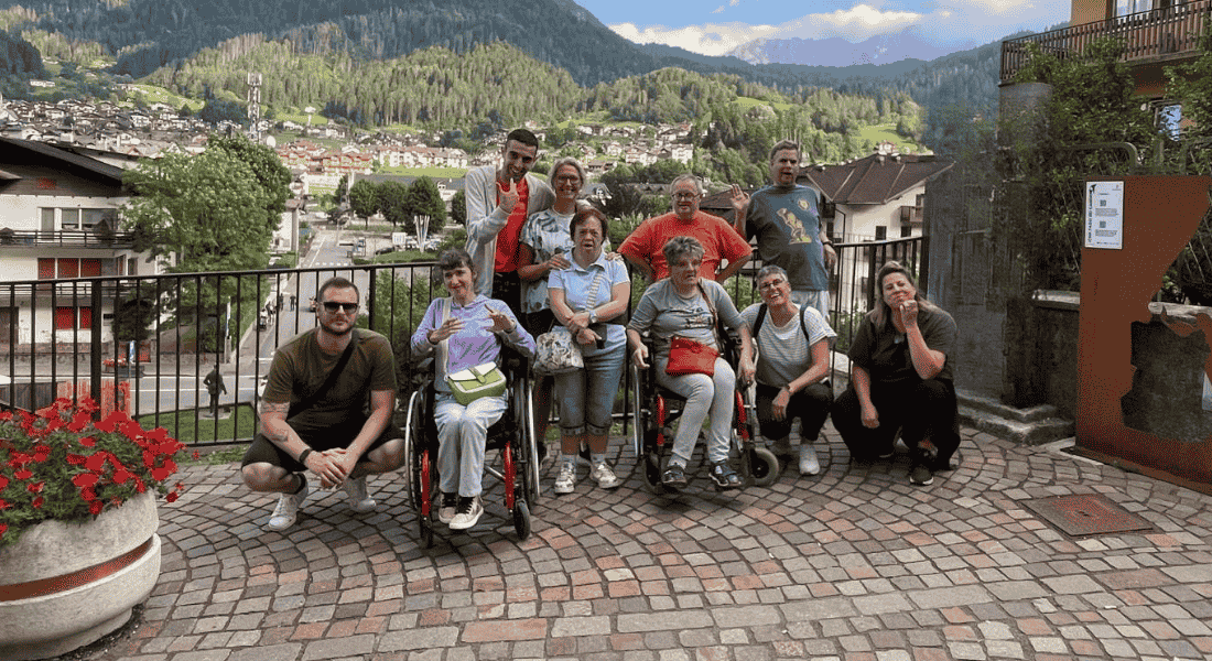 Gruppo del CSO della Cooperativa Il Piccolo Principe durante il soggiorno inclusivo a San Martino di Castrozza, con panorama montano sullo sfondo