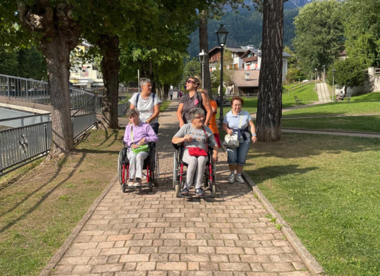 Persone del CSO della Cooperativa Il Piccolo Principe durante un soggiorno inclusivo in montagna a San Martino di Castrozza